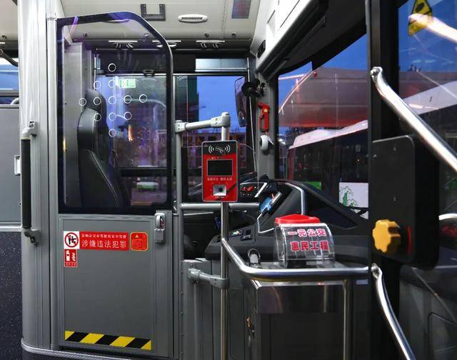 「三重工作进行时」24台新能源空调公交车在21路上线运营_乘客