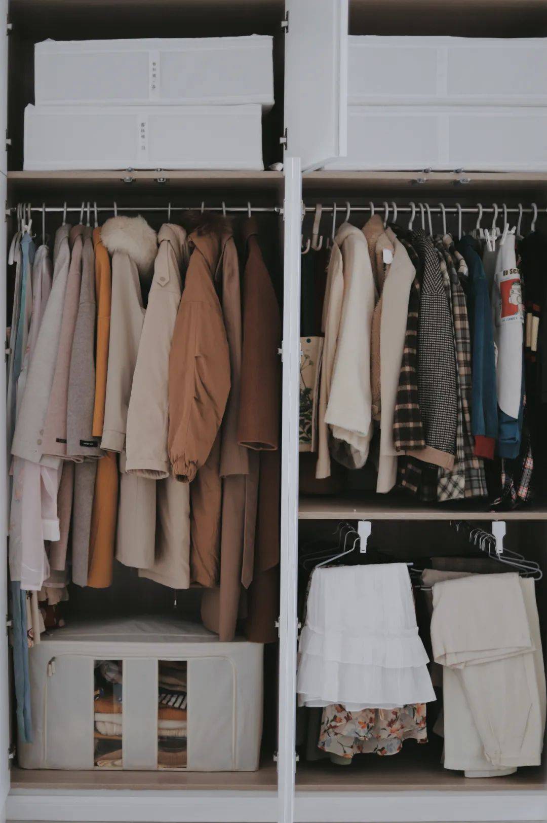 女人挂满衣服的衣柜图片
