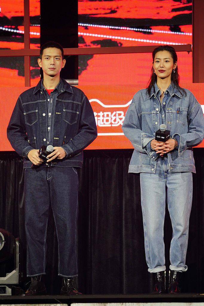 李现刘雯变"牛仔姐弟"超养眼 对镜比剪刀手大笑卖萌太可爱了