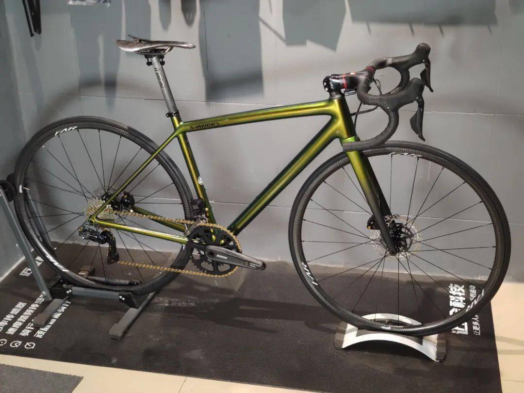 今年10月,specialized/闪电发布了一款超轻碟刹公路车——aethos.