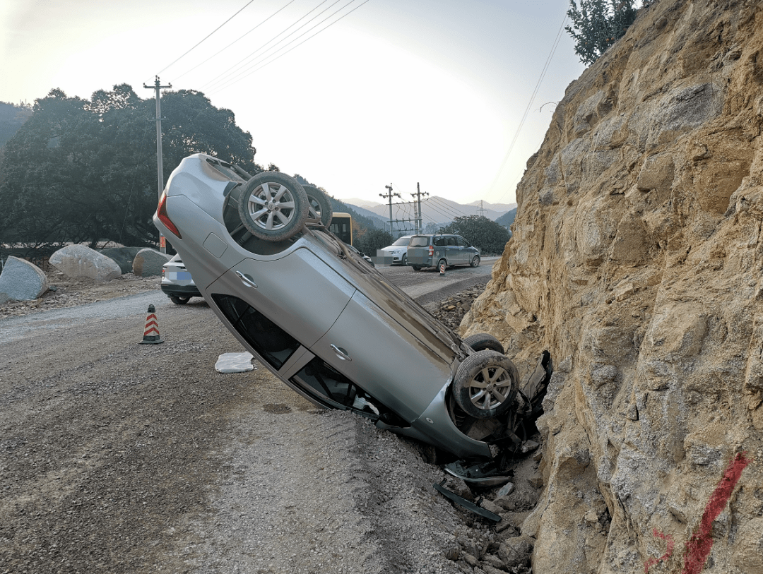 突发西山罗家坪路段一辆小车四轮朝天翻倒在路边