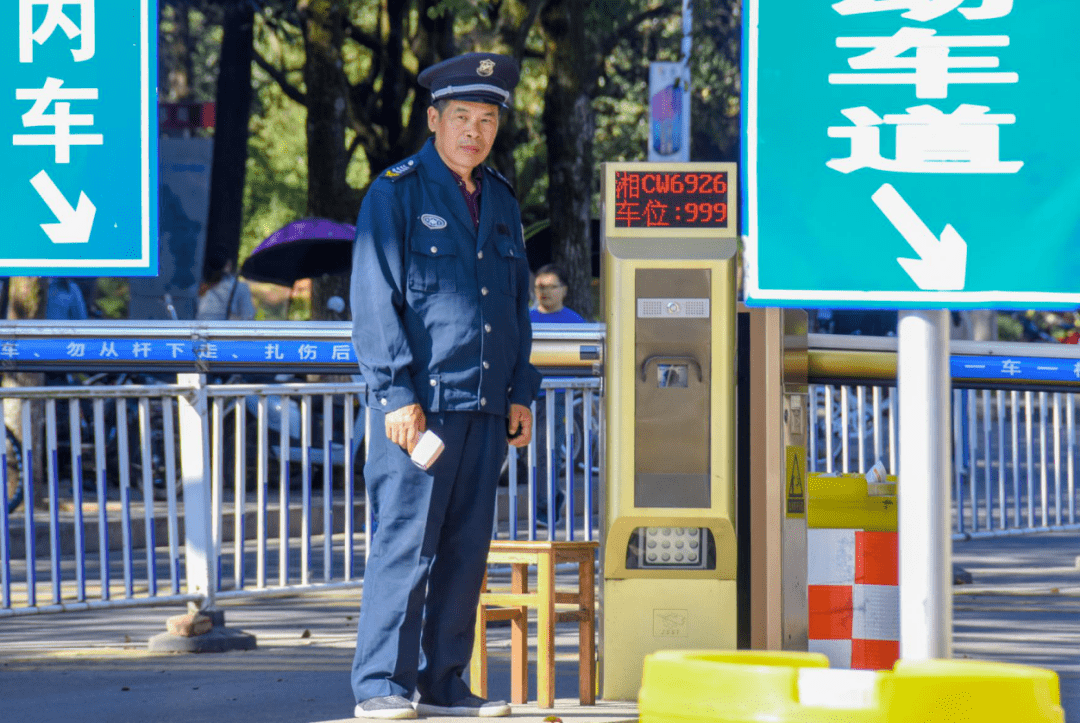 从白天到黑夜,门卫叔叔都坚守在岗位上他们在守护着科大也在守护着