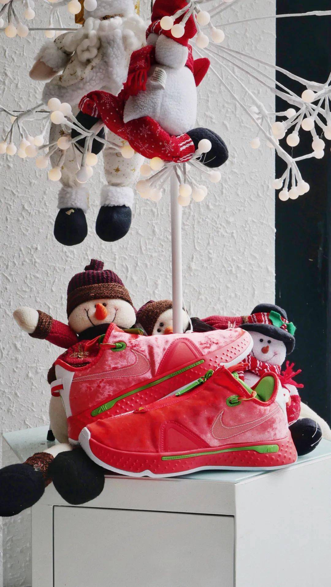 圣诞节到来之际,nike 为 paul george 推出一款全新配色的 nike pg 4