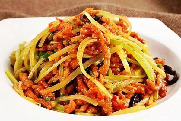 莲子汤快乐晚餐:银丝卷双菇炒肉片虾皮萝卜汤星期二2020年12月22日