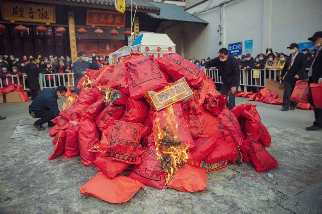 承载着众生报恩超荐,成佛利生宏愿的法船被点燃,众法师祈愿众生苦恼融