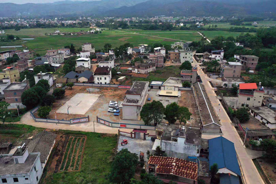 曾建锐告诉记者,绣缎镇塔岭村因该村背后山岭有一座建于清代嘉庆十年