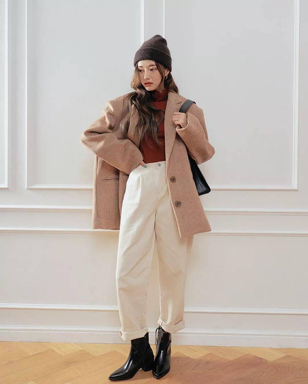 秋冬的各式大衣和奶奶裤搭配,完全发挥了1 1>2的魅力,它的优点小编都