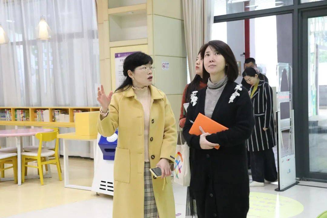 在曾女英副校长的带领下,专家组一行实地参观了海城校园及创建"巾帼
