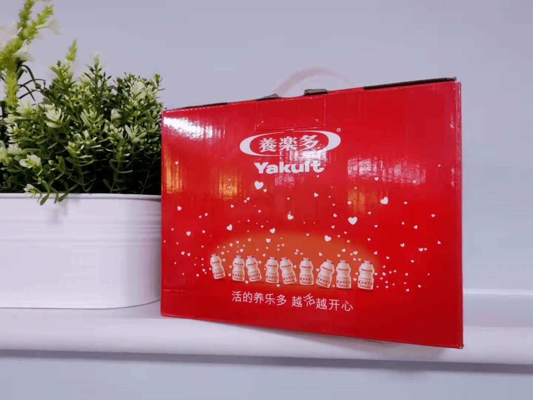 我们会随机挑选出3名幸运观众,获得由养乐多提供的养乐多一箱.