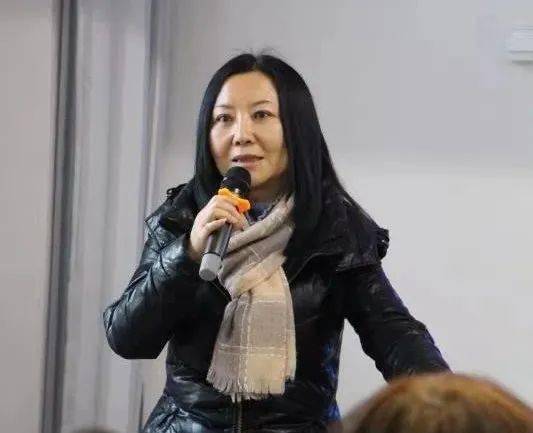 兰州大学新复式教学团队专家孙冬梅教授详细介绍了新复式教学与传统