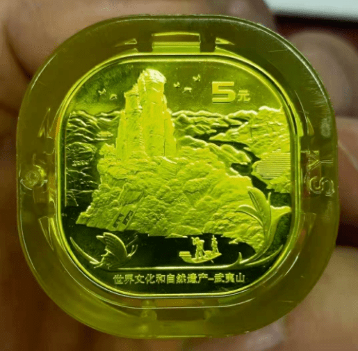 和泰山幣一樣,採用的金黃色的幣筒,幣筒上有中國印鈔造幣的防偽標識