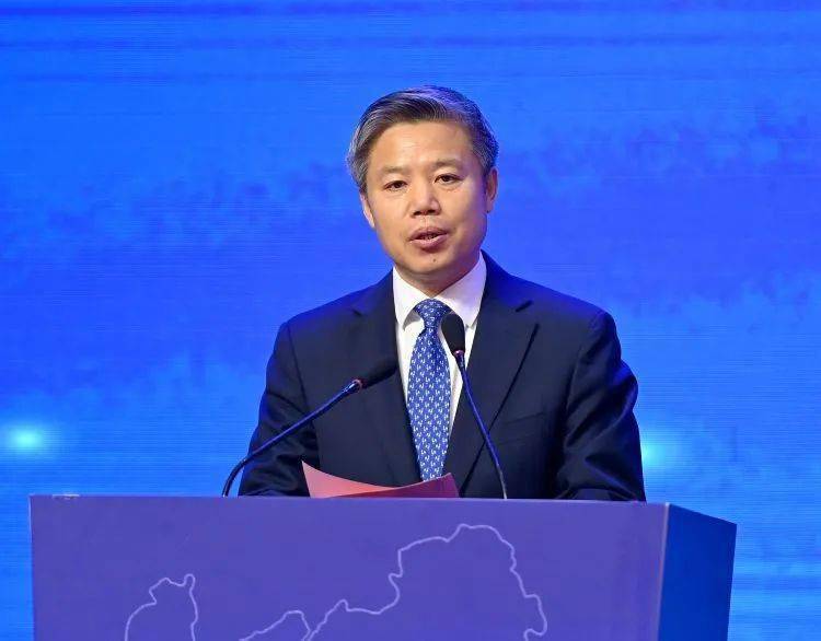 市委副书记,市长董晓宇,省人社厅二级巡视员杨国亮在开幕式上致辞