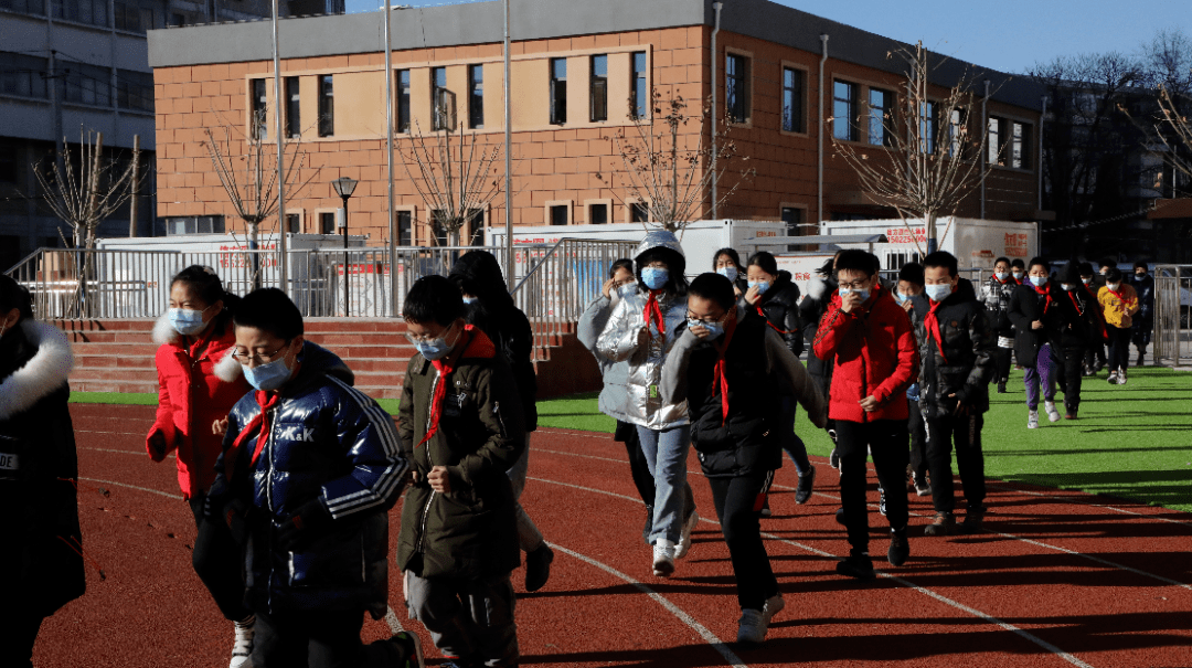 树立安全意识提升自救能力桃花园小学开展安全疏散演练