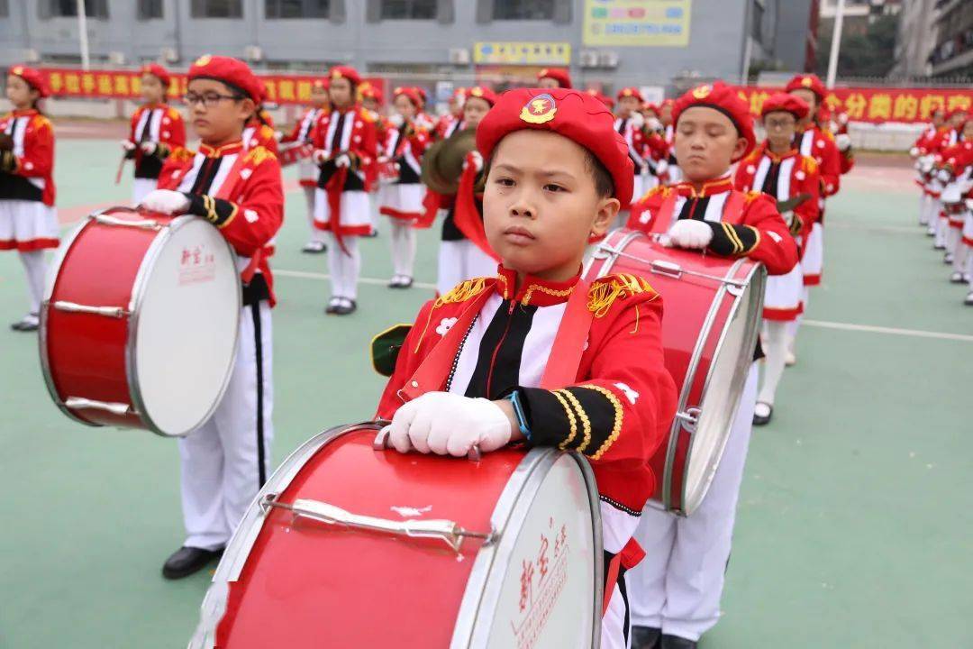 由2名指揮,14名國旗班隊員,9名大鼓隊員,42名小鼓隊員,21名小號隊員