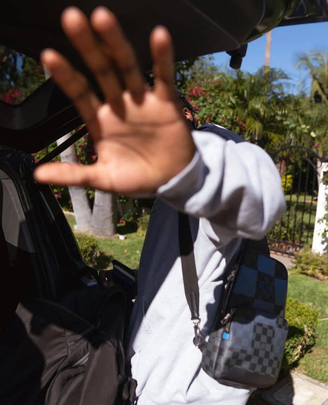 哈登晒出了他伸手挡住镜头的照片,并且没有为此添加配文.