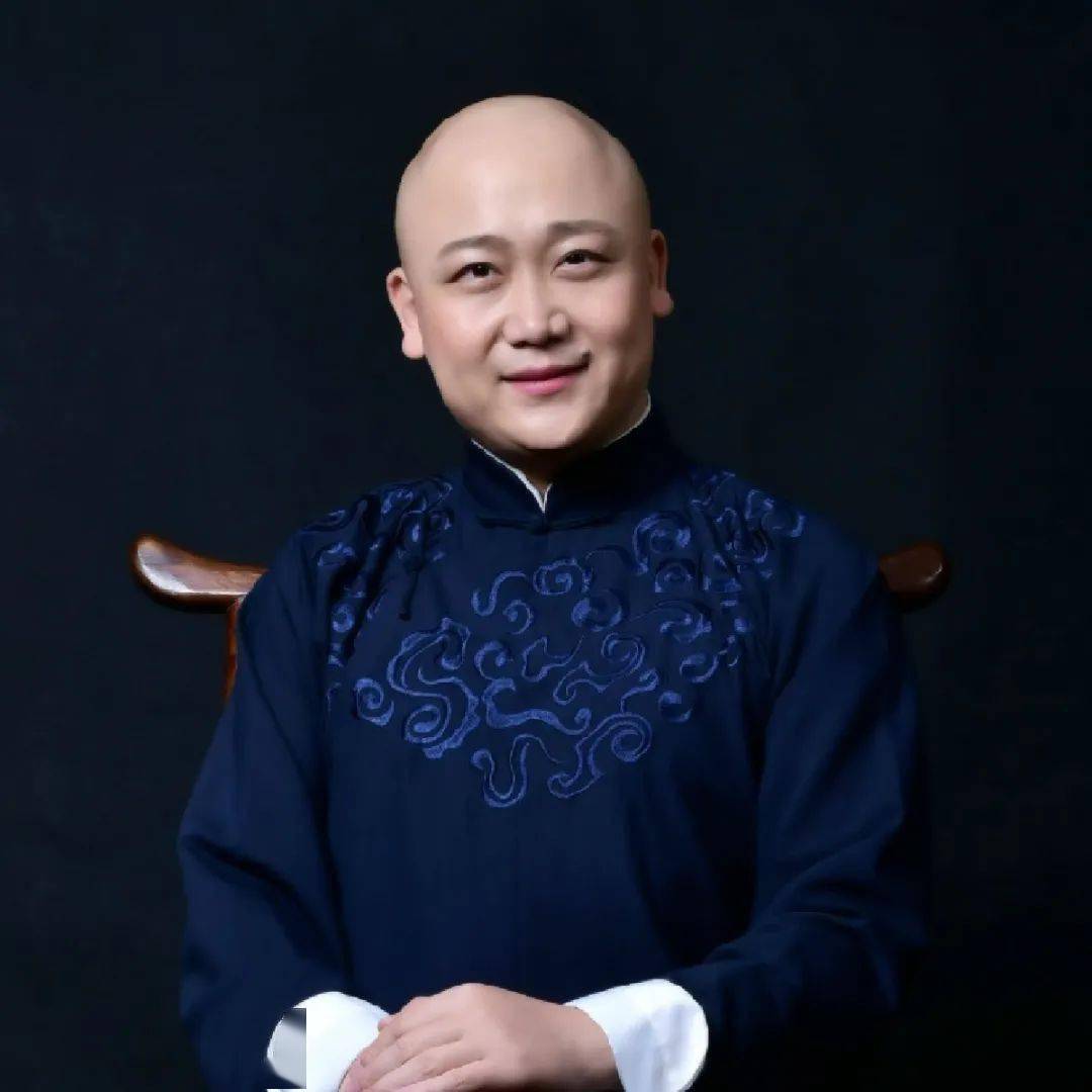 艺名大新著名相声演员,著名电视节目主持人著名青年书画家山东大新