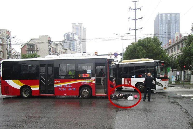 电动车撞上公交车一顶头盔滚出数米之外