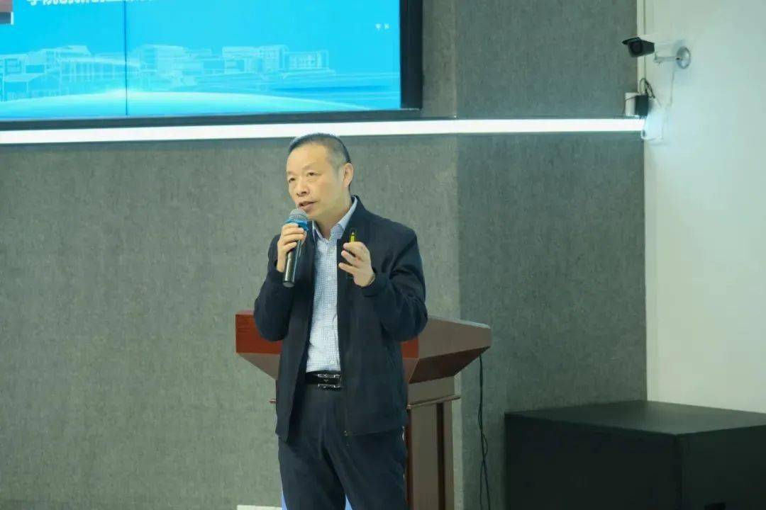 扬州工业职业技术学院副校长傅伟教授做《学技术 思创新 谋创业