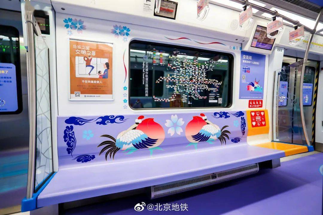地铁七号线出现未来列车