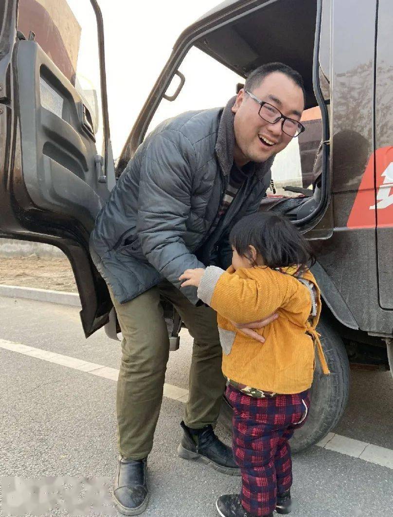 90后单亲爸爸带2岁女儿在青岛跑货车,女儿乖巧懂事让网友心疼……_生