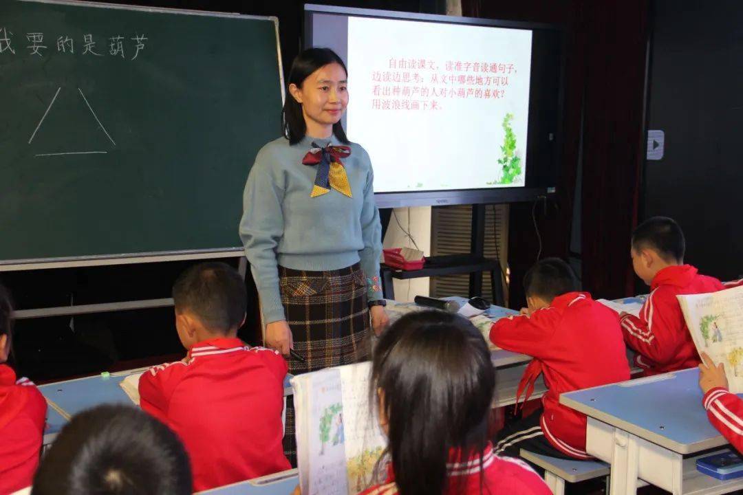 03数学一年级数学组孙菲和杜薇老师对《解决问题》一课进行同课异构.