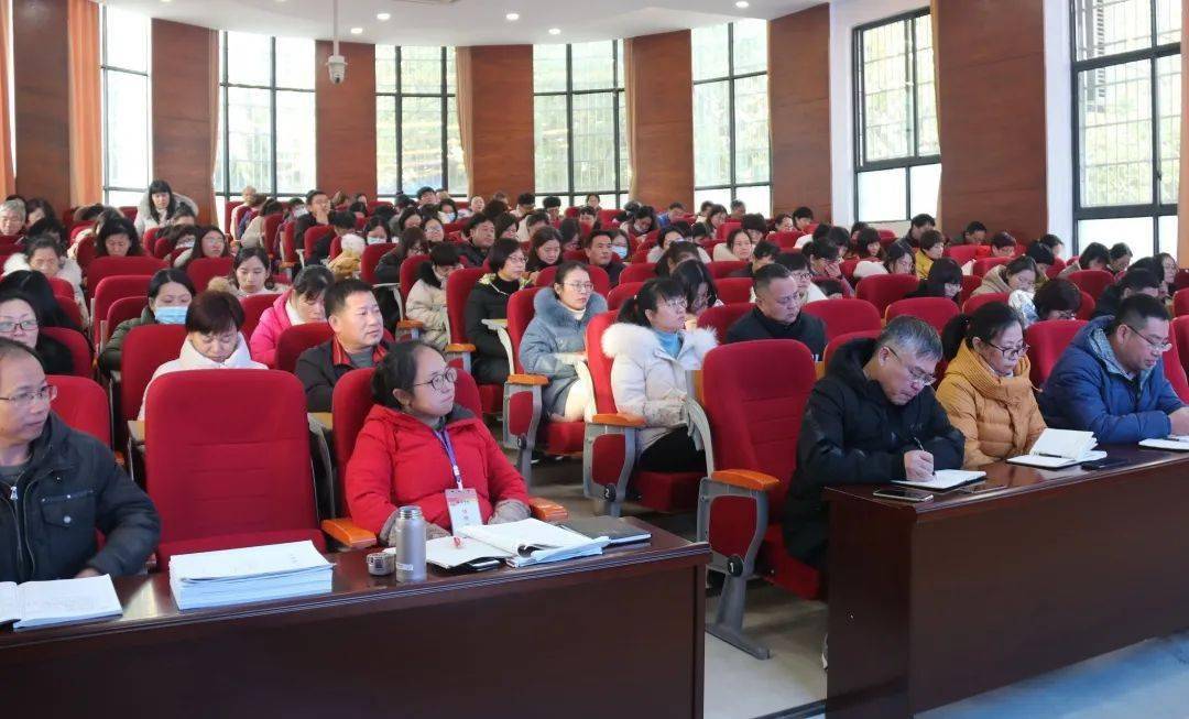 金华市南苑中学召开师德师风报告会
