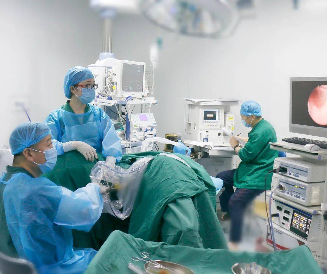 巨大粘膜下肌瘤小小宫腔镜轻松切除