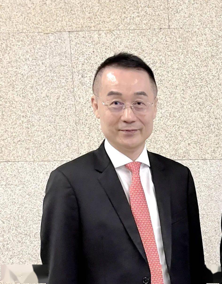 健康基地集团有限公司副总经理余从洪,市工业和信息化局副局长李家豪