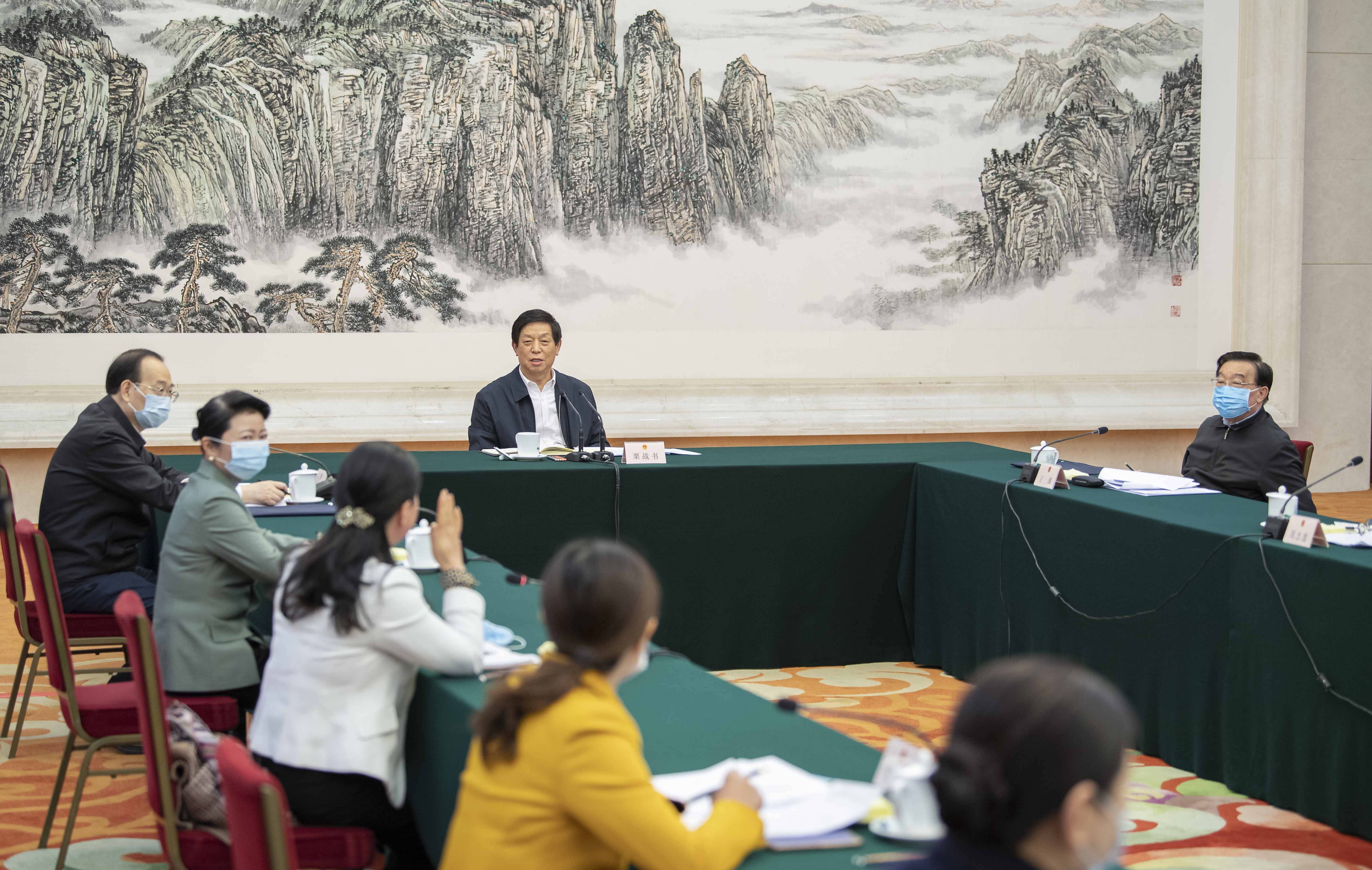 栗战书与全国人大常委会会议列席代表座谈