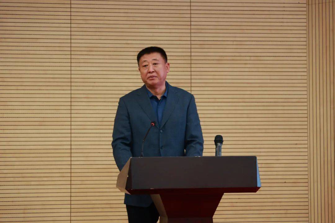 新一届会长赵伟讲话赵伟为第三届威海市文化产业协会特聘顾问颁发了