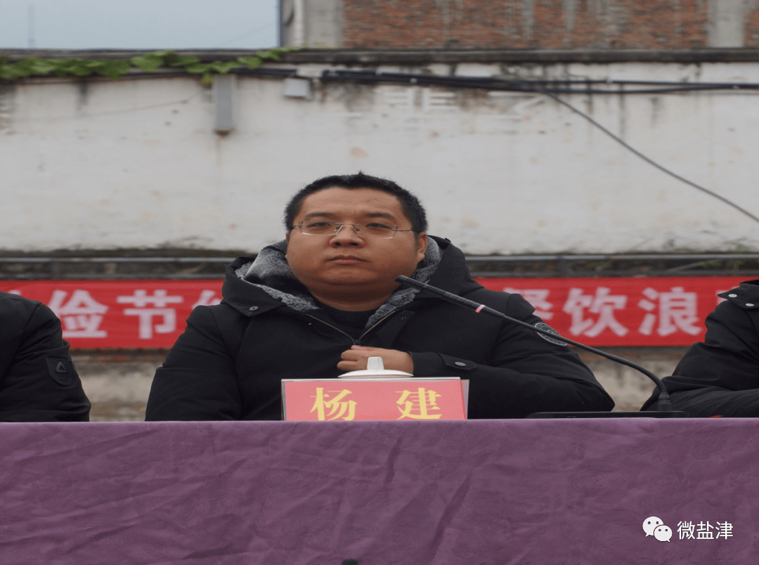 慷慨解囊助教四川省泸州市兴城集团向庙坝镇中小学捐赠电脑