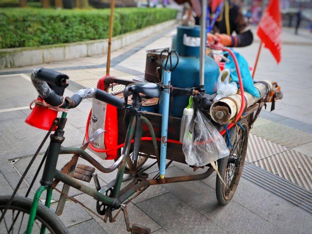 曾经有人连续跟拍七天宜宾这个卖爆米花的大叔火了