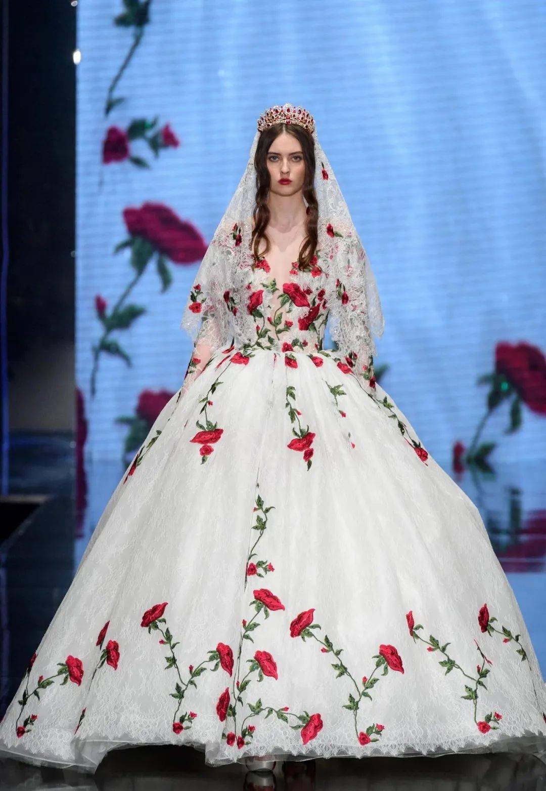 恋情追了个寂寞,可热巴的红毯依旧是仙女下凡_礼服