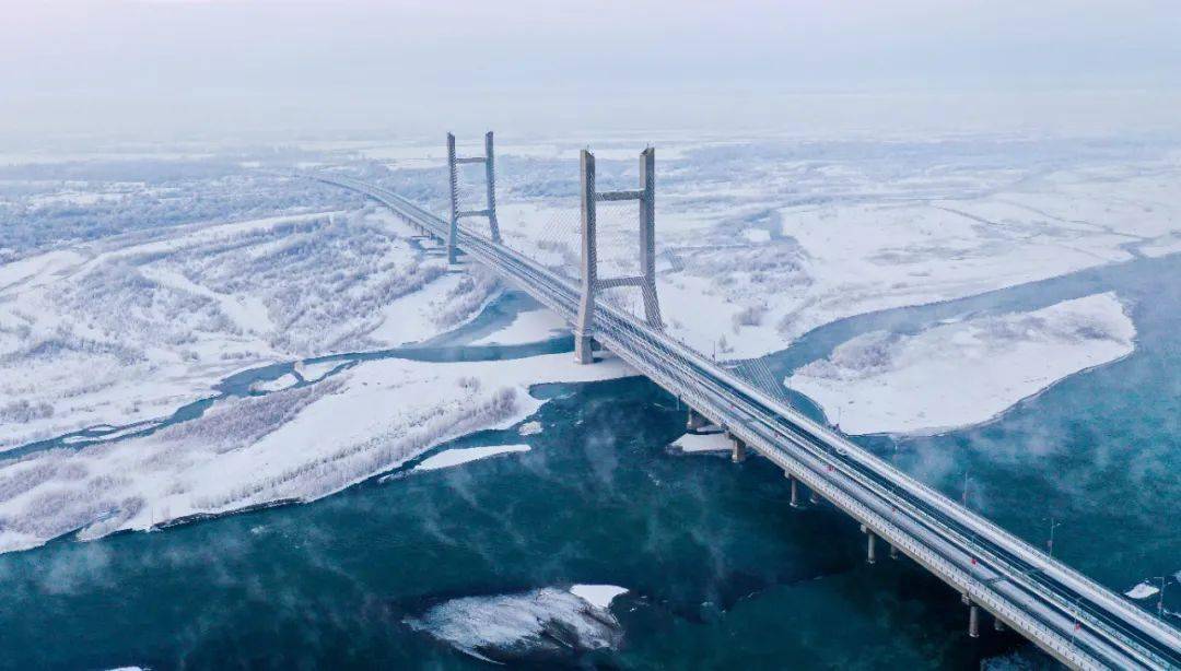 可克达拉大桥两岸上演现实版奇幻仙境!