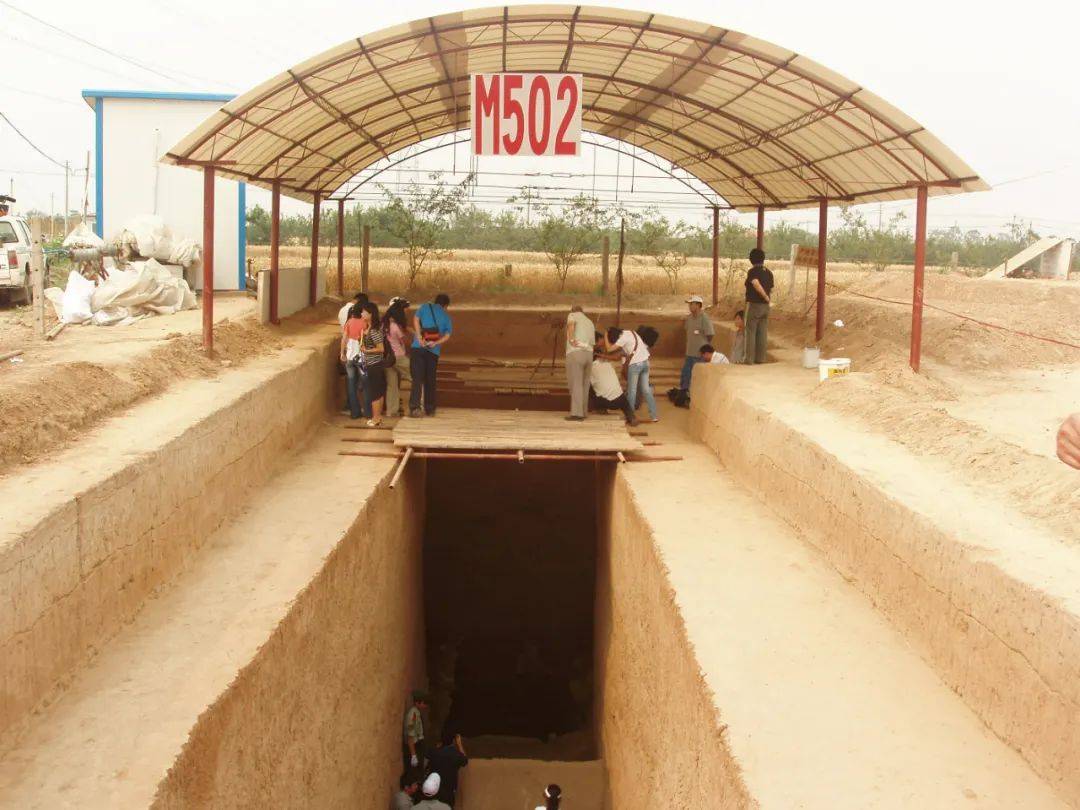 器,玉石器,象牙器,漆木器等随葬品,琳琅满目,异彩独具,有极高的历史