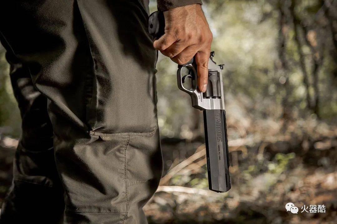 转轮手枪美图一脸憨厚满满安全感的胖大叔