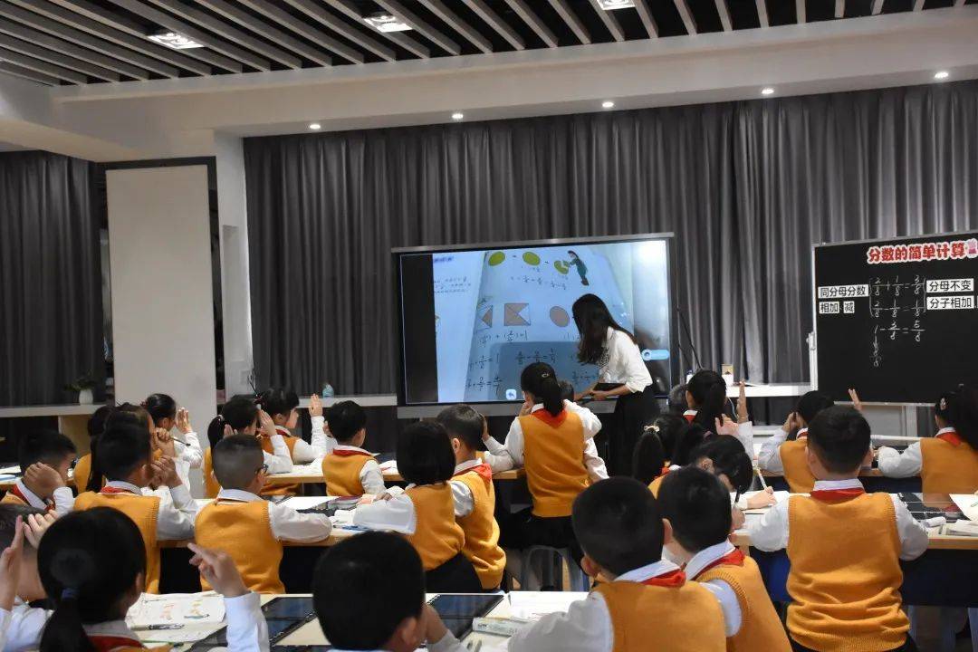 龙湖区小学数学智慧课堂教学研讨活动在大悦小学