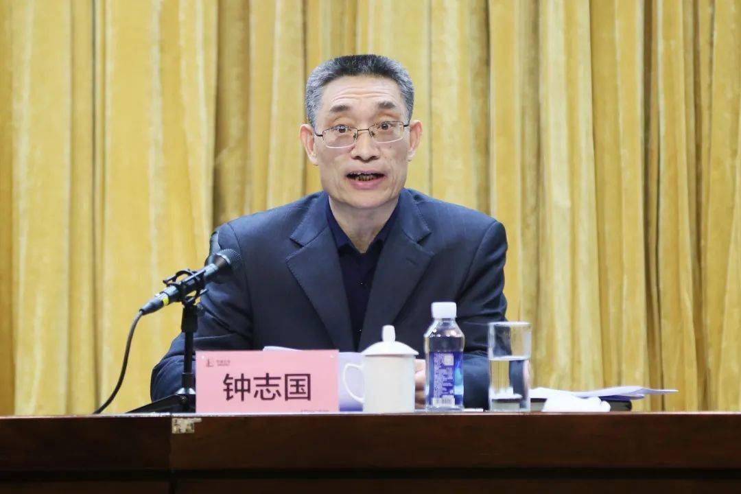 勘探局有限公司总经理,党委副书记,油田分公司总经理钟志国主持会议