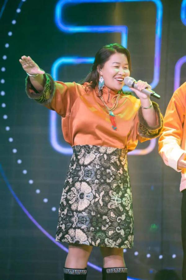 还有同样给大家带来欢乐的蒙古族歌手图拉 早在观众面前展现了她的