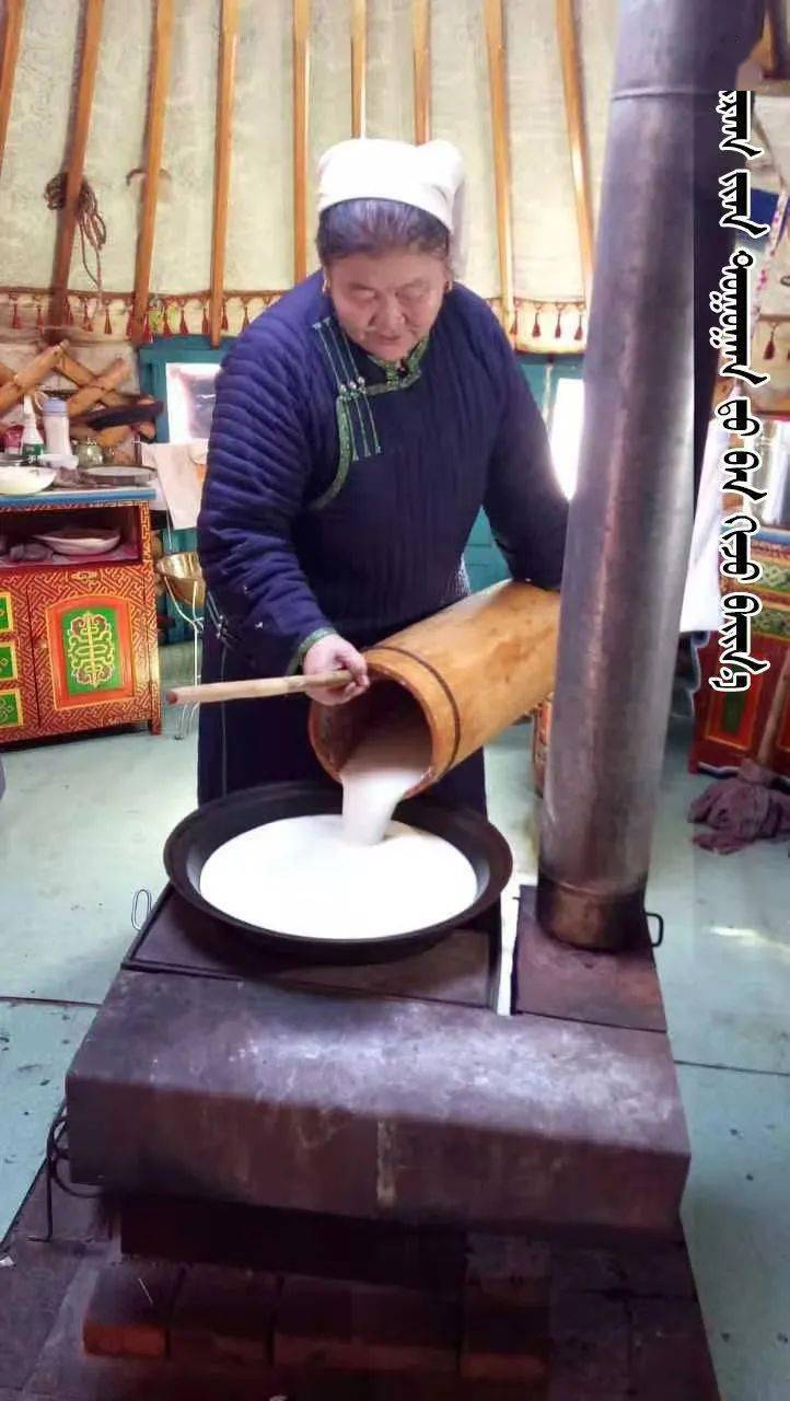 乌仁其木格:用心酿造最纯的传统奶酒(蒙古语)