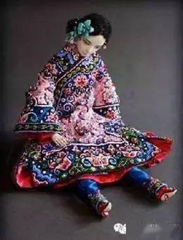 提起弓鞋,就汉族妇女穿的行动不便的"三寸金莲",过去相亲不看脸只看脚