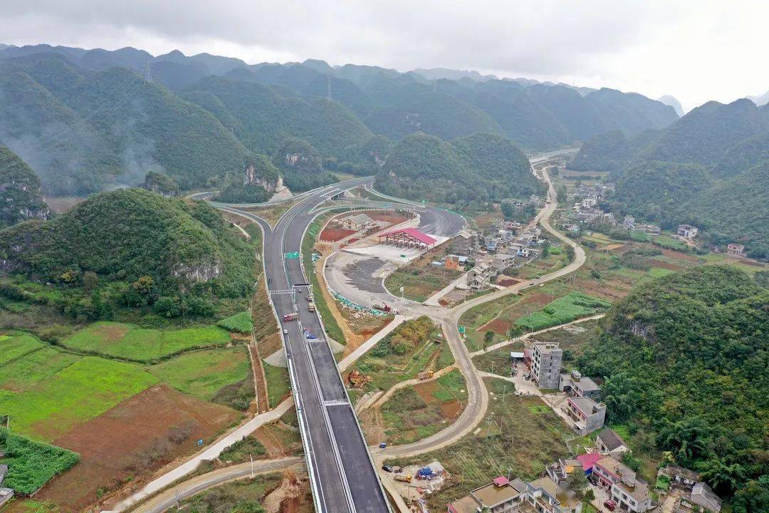 贵州公路集团兴义环高1-1标项目副经理王名扬介绍,目前,兴义环城高速