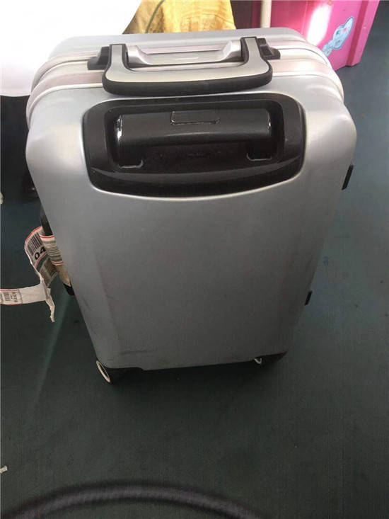 列车开车半小时,包房遗落一个银色密码箱无人拿,打开看装着两万块现金