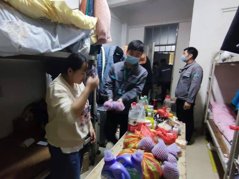 记 ·平安之夜当晚,海信空调总经理与各部门领导主任们集结员工宿舍