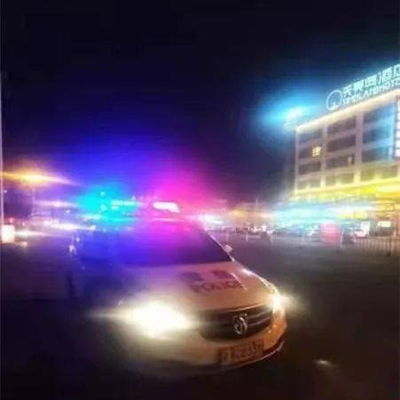 平安夜警灯明着上警装头顶警徽北流警方忠诚守护你的平安
