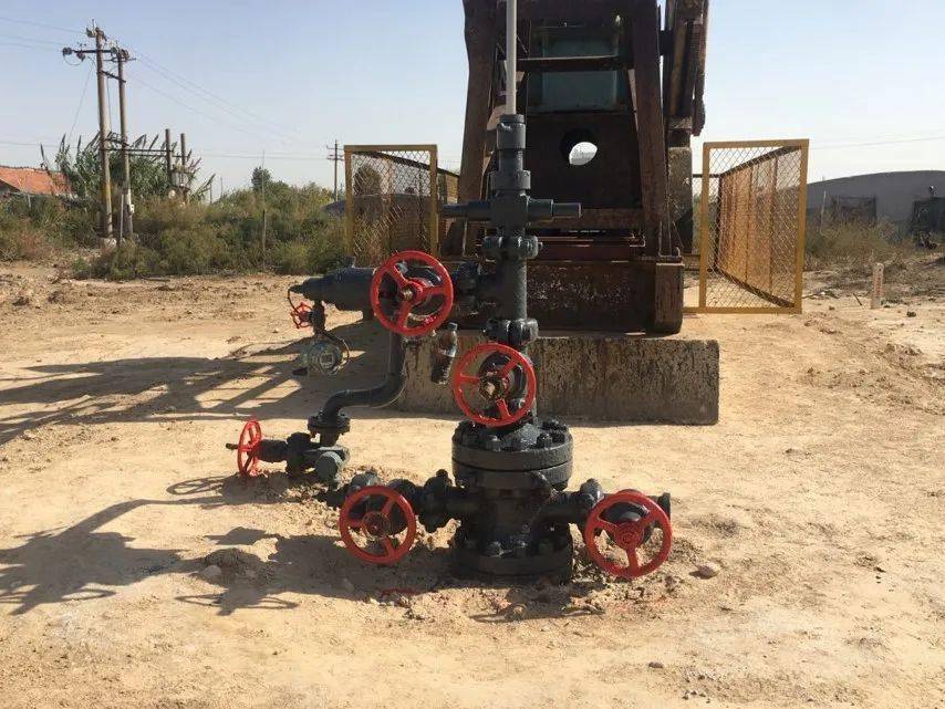 自润滑式高效密封胶皮闸门研制解决了盘根盒漏油避免球头漏失解决光杆