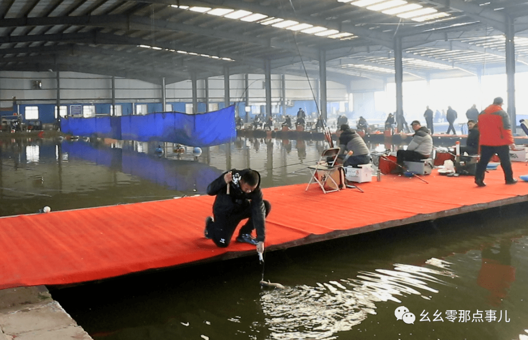 冬钓大棚玩出花路亚钓友笑哈哈再也不用担心冬天没地儿玩啦