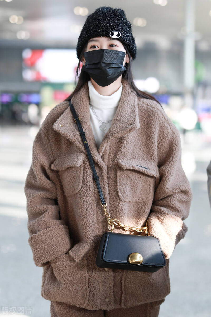 袁冰妍穿米色摇粒绒外套现身机场,头戴黑色毛绒帽子可爱惹人爱