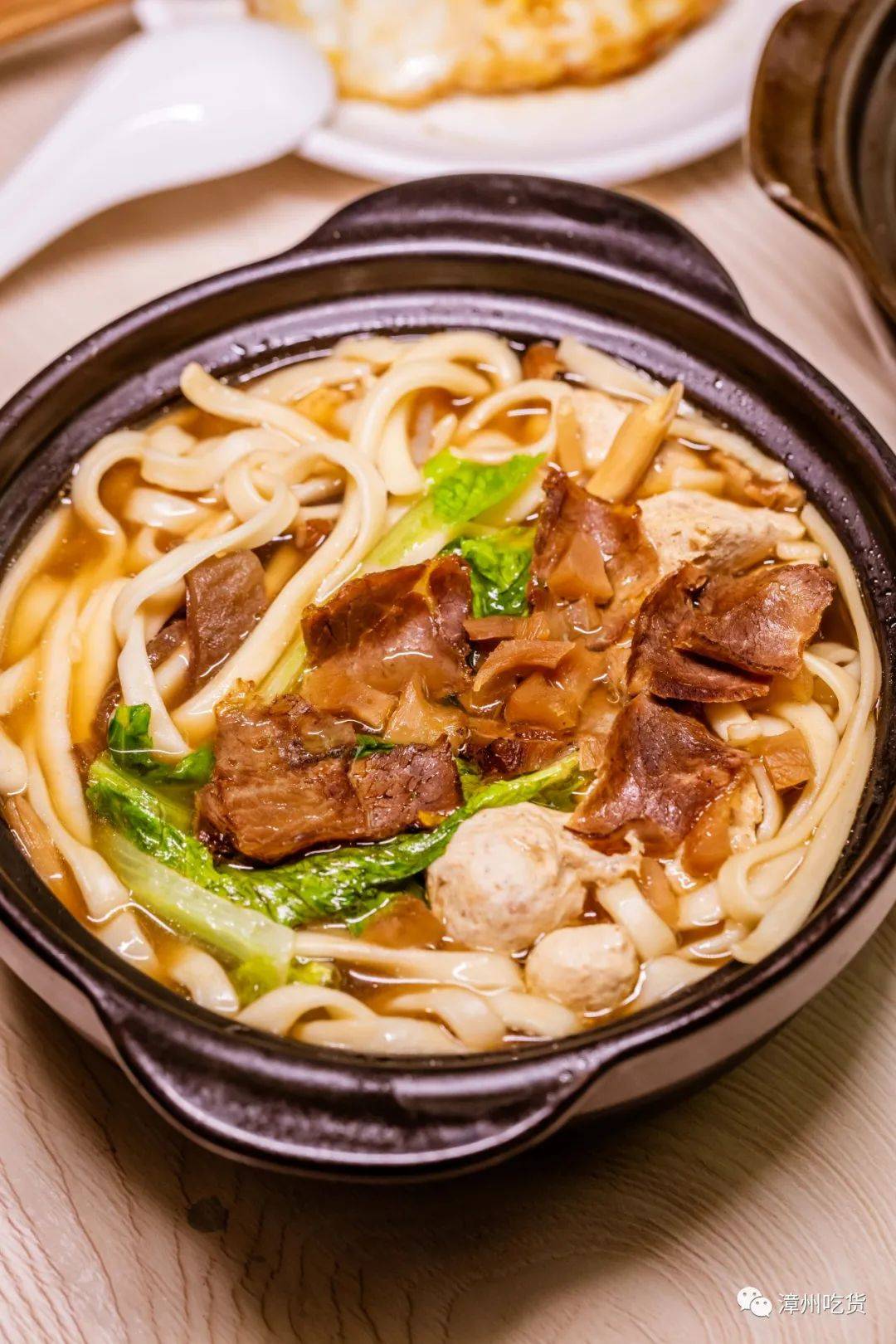 牛肉砂锅手工面10 元/份,份量很足,诱人香气直钻鼻尖,令人垂涎,大冷天