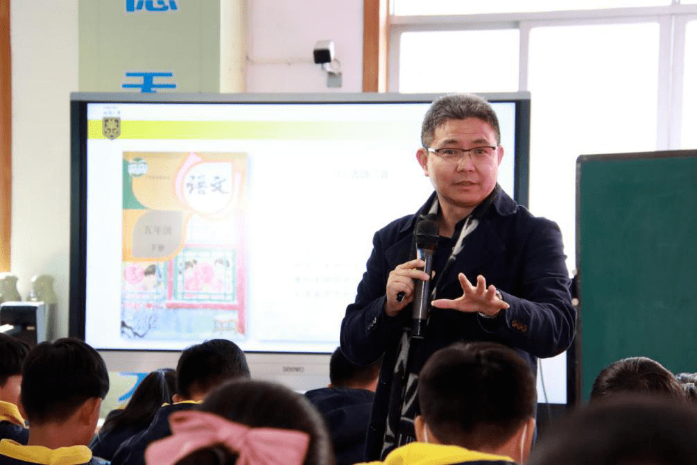在《四时田园杂兴》一诗里,祝老师以"儿戏"引领整首诗,用"在哪里学种